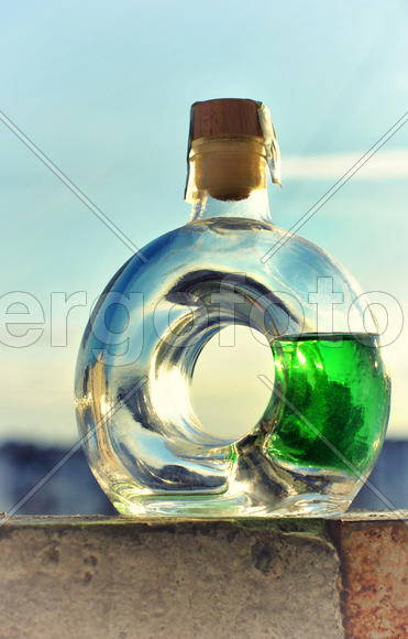 Бутылка абсента на солнце