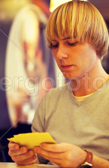 Молодой человек с картами