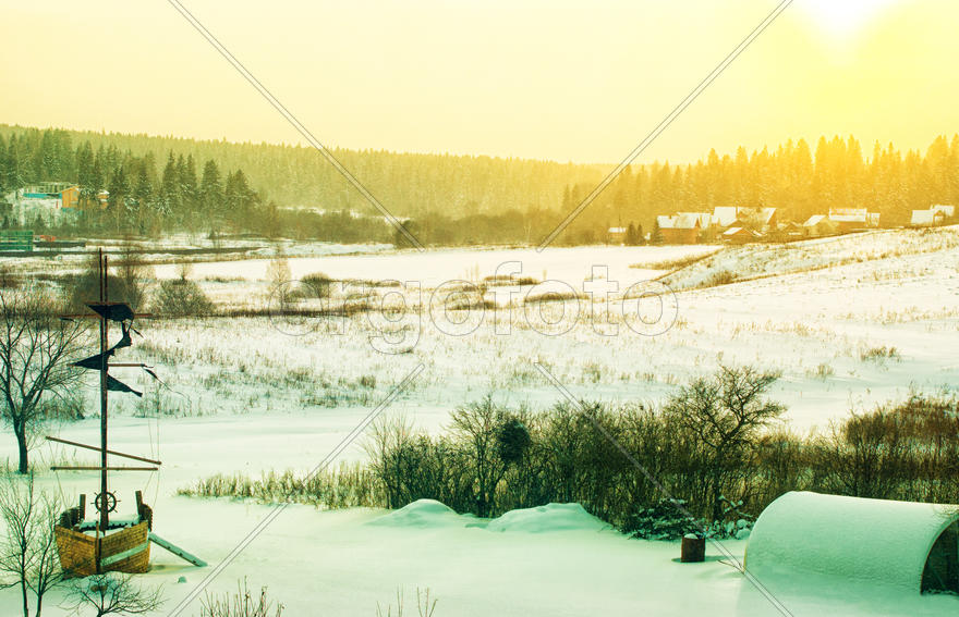 Снежное поле на закате