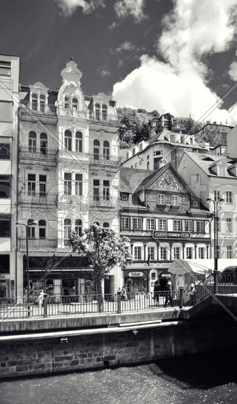 Эклектичные здания на берегу реки