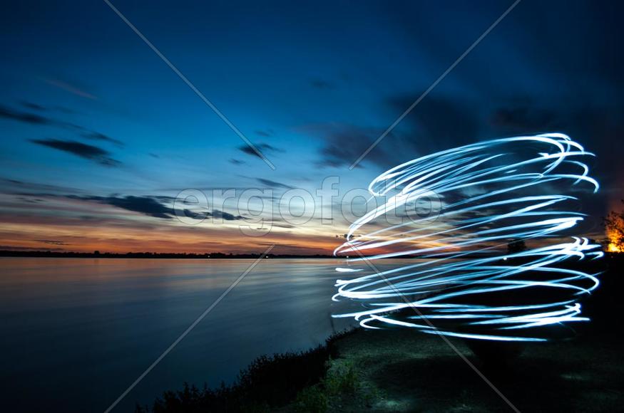 Фризлайт на берегу реки