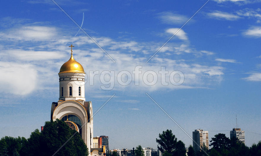 Храм на фоне неба