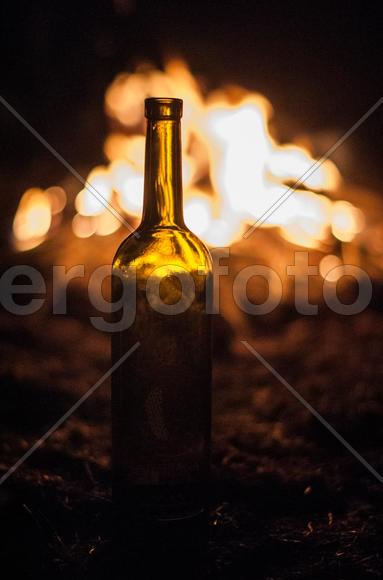 Винная бутылка у костра
