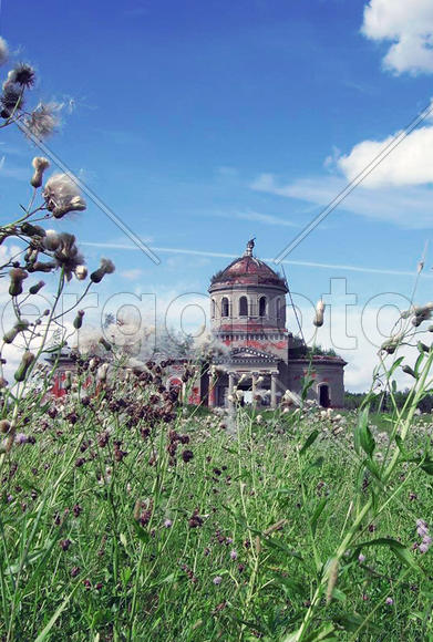 Храм в летнем поле