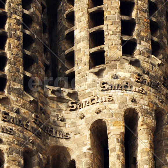 Фрагмент фасада храма Святого Семейства