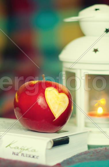 Натюрморт с яблоком