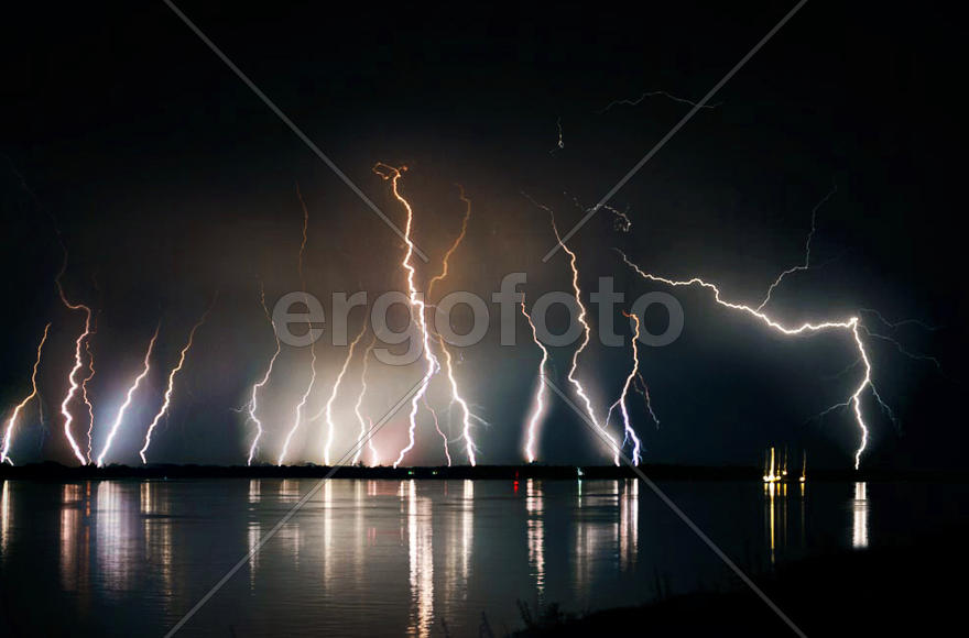 Молнии над рекой