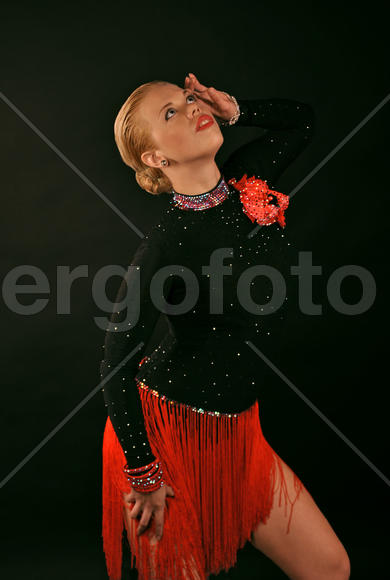 Девушка-блондинка позирует