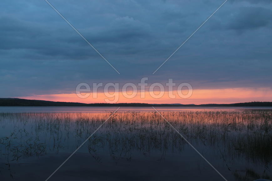 Закат на озере