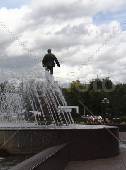 Статуя вождя