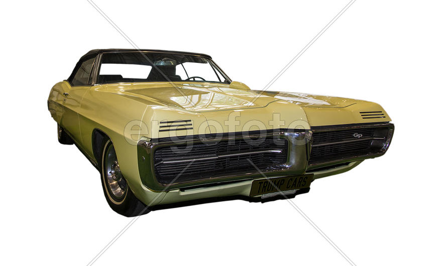 Искусство вечно. Автомобиль желтого цвета