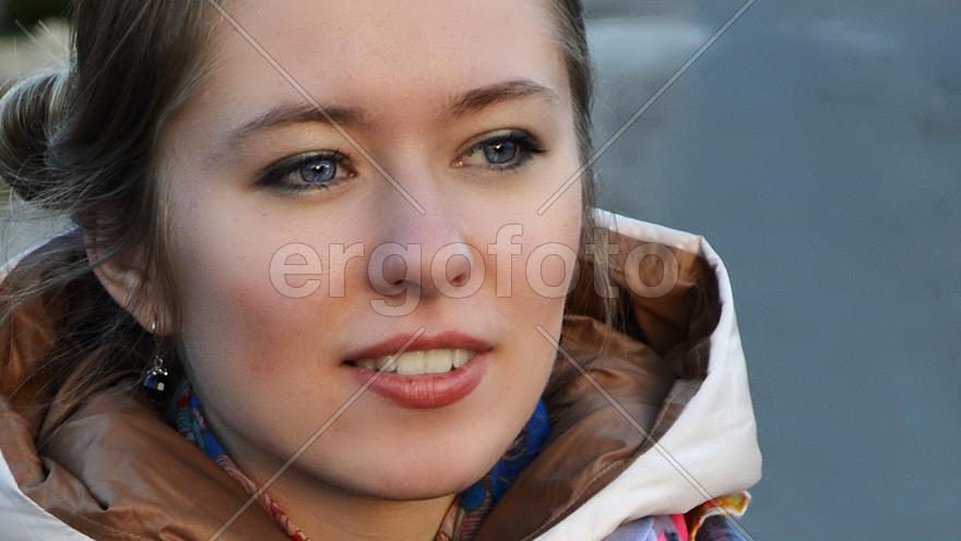 Девушка смотрит вдаль