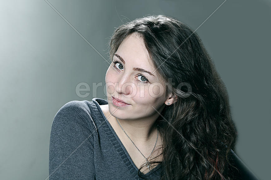 Портрет девушки-брюнетки