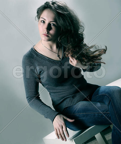 Девушка-брюнетка портрет