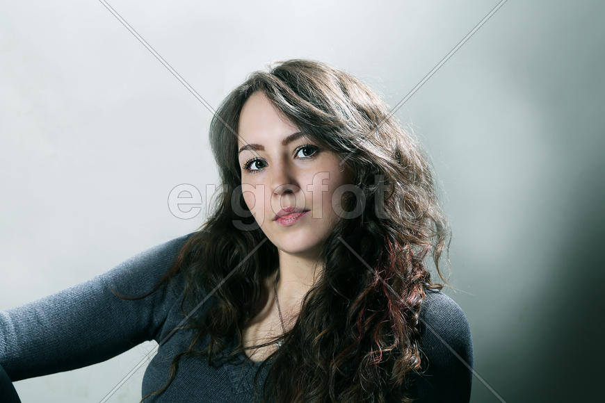 Девушка-брюнетка с длинными волосами