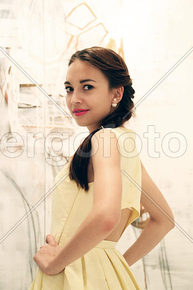 Девушка-брюнетка