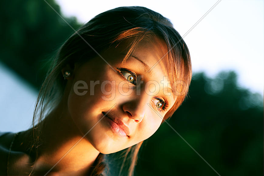 Лицо девушки, освещенное закатом