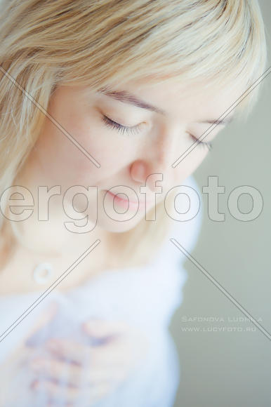 Девушка-блондинка с закрытыми глазами