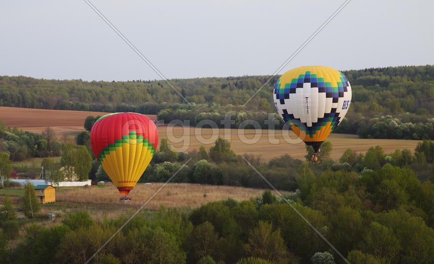 летящие над землей аэростаты