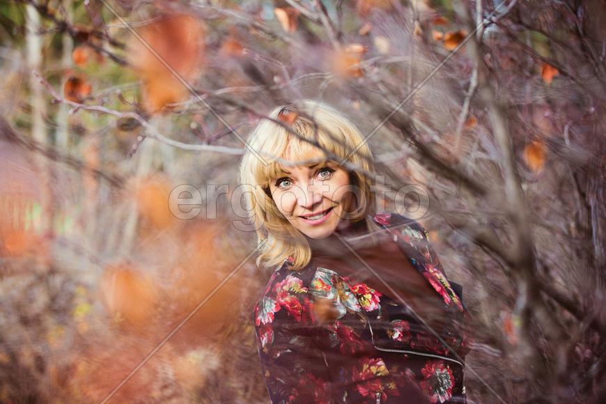 Девушка в осеннем лесу