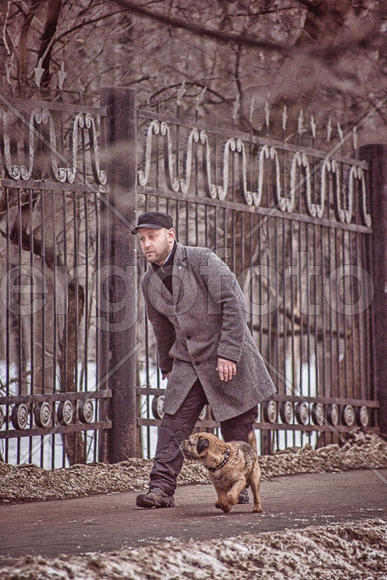 Мужчина играет с собачкой