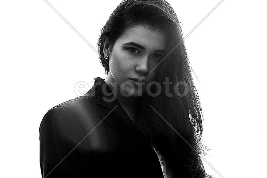 Девушка-брюнетка на белом фоне