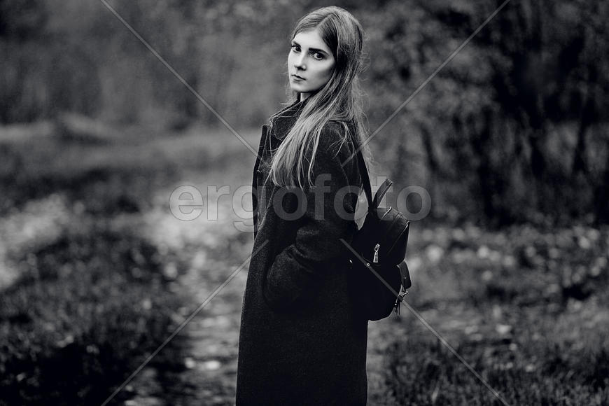 Девушка в пальто, черно-белое