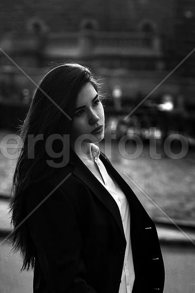 Девушка-брюнетка на улице