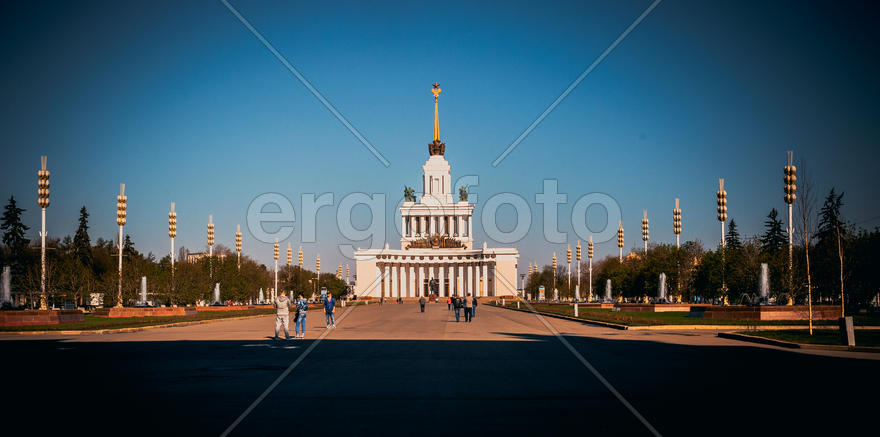 Площадь ВДНХ в Москве 