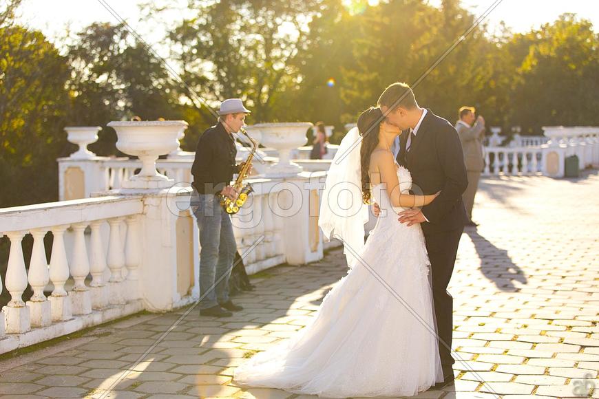 Влюбленная пара на улице (свадьба)