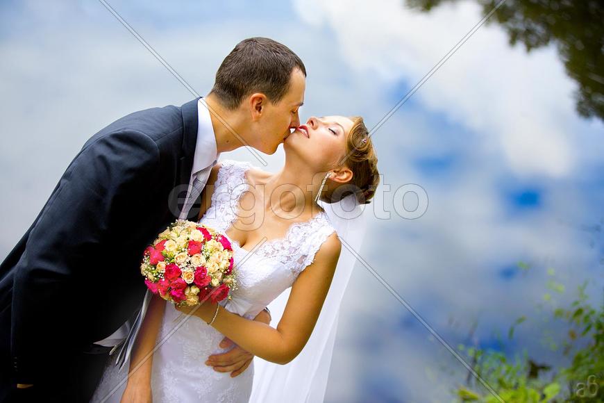 Чувственный поцелуй молодоженов 