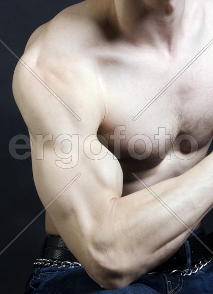 Спортивное мужское тело