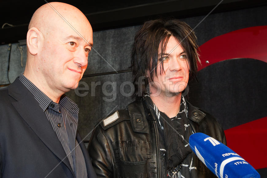 Keri Kelli американский рок-гитарист и Игорь Сандлер дают интервью  Первому каналу.