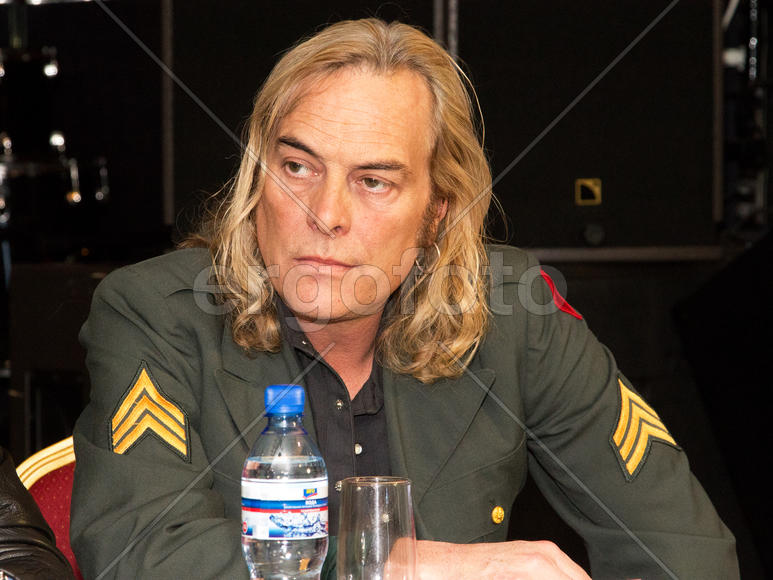 Скотт Уо́ррен, американский клавишник группы Dio и Heaven & Hell