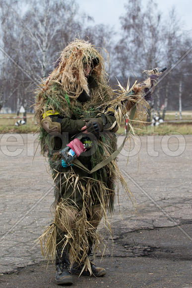 Страйкболист снайпер с винтовкой в руках в гилли