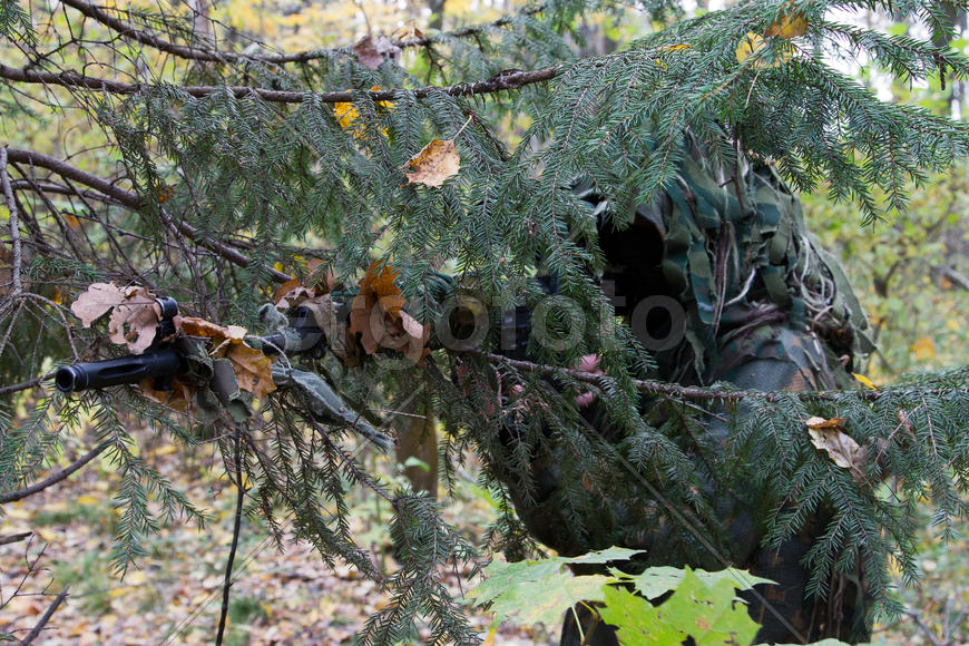 Снайпер страйкболист в гилли с винтовкой СВД