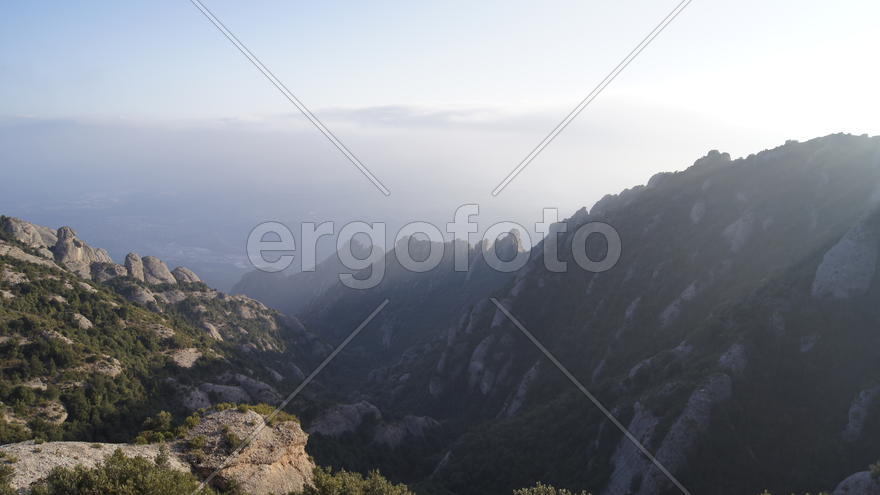 Лучи солнца в долине гор.