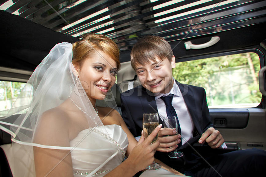 Пара молодоженов в машине