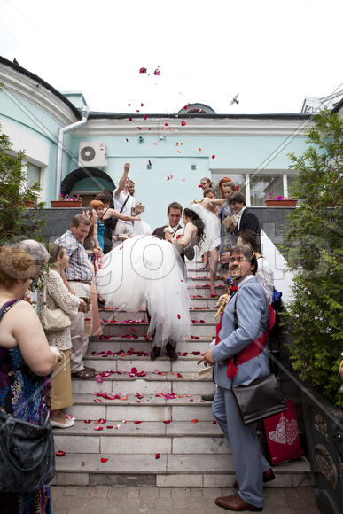 Дождь из лепестков роз