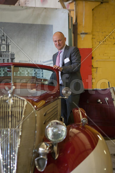 Мужчина с машиной