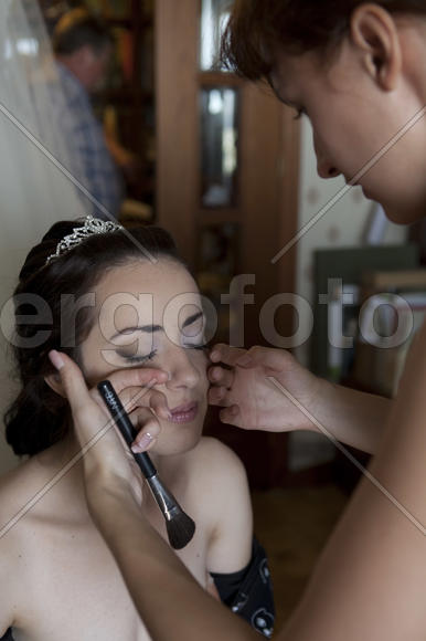 Процесс наложения макияжа