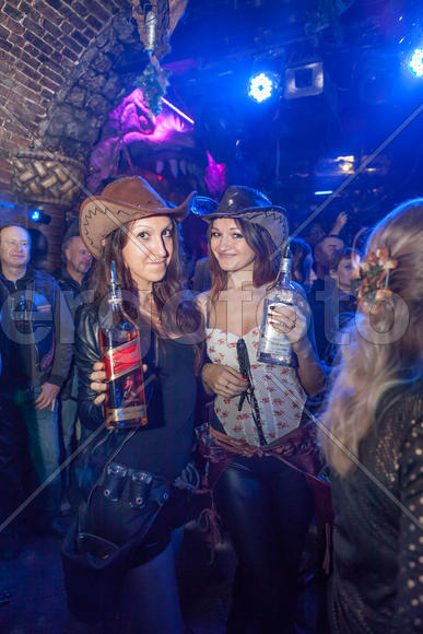 Девушки клубятся