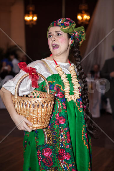 Девушка с корзиной