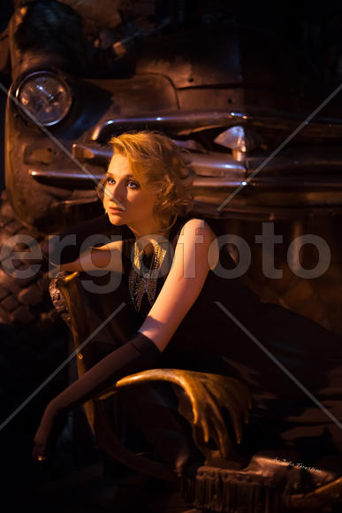 Женщина-блондинка