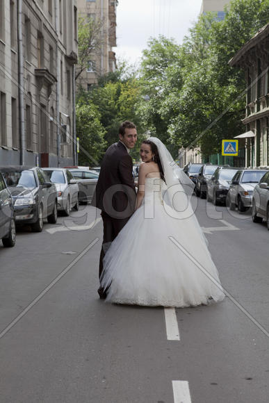 Пара молодоженов на улице
