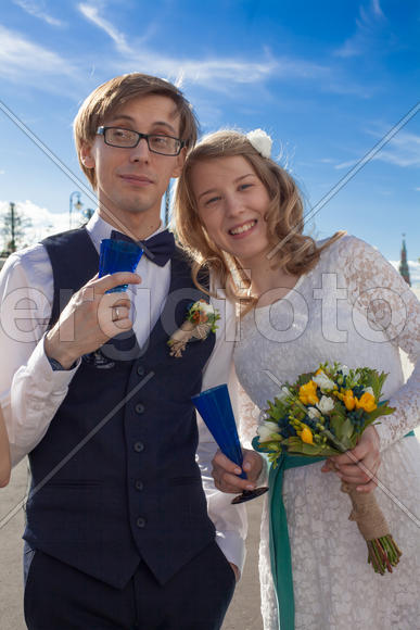 Довольные жених и невеста