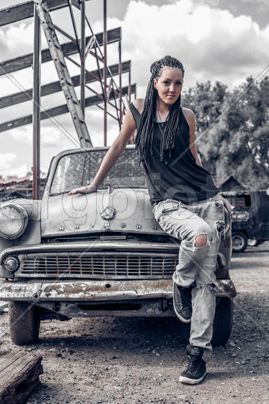 Девушка в джинсах на машине