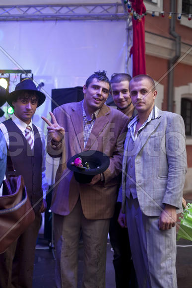 Парни на свадьбе