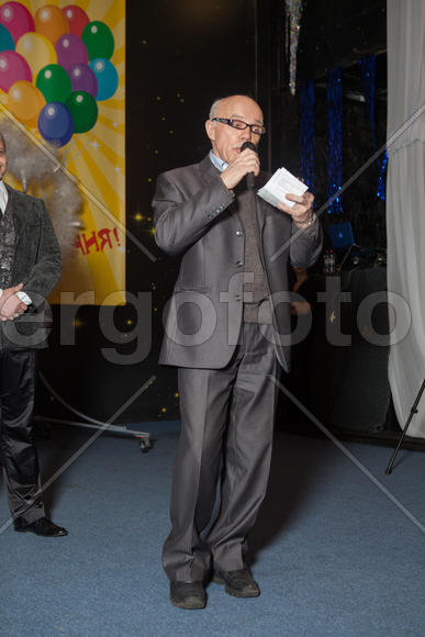 Мужчина с микрофоном