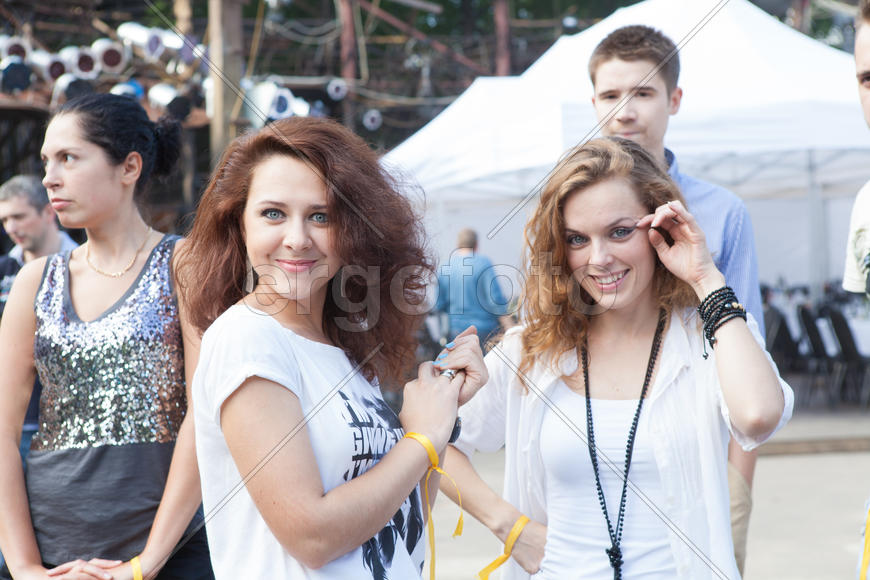 Девушки улыбаются и смотрят в камеру